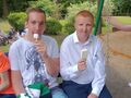 4. Uczniowie na huśtawce jedzą lody 