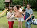 6. Uczniowie z opiekunem na placu zabaw 