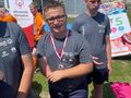 Dwóch uczniów zadowolonych jest po zakończonych zawodach piłkarskich. 