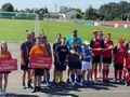 Reprezentacje drużyn stoją na ceremonii otwarcia zawodów piłkarskim w ramach Olimpiach Specjalnych w Zbiersku. 