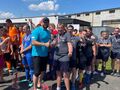 Uczniowie SOSW Konarzew razem z opiekunem stoją zadowolenii po wręczeniu trzeciego miejsca na zawodach piłkarskich w ramach Olimpiad Specjalnych
