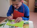 3. Uczeń kroi szynkę 