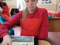 5. Dziewczynka smaruje ciasto sosem pomidorowym 