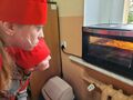 7. Uczniowie czekają na pizzę która się piecze w piekarniku 