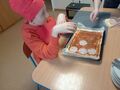 uczeń pomaga w przygotowaniu pizzy