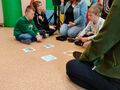 2. Nauczyciel przedstawia uczniom piktogramy związane z porami roku 