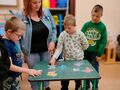 5. Uczeń dopasowuję element do pasującego motyla 