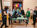 7. Uczniowie nakładają ziemię do plastikowych mieseczek 
