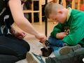 9. Uczeń podczas sadzenia roślin 