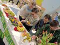 3. Uczniowie podczas nakładania owoców 