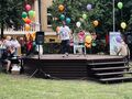 Chłopiec występuje na scenie