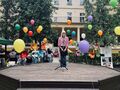Pani Dyrektor przemawia na scenie do mikrofonu