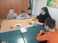 uczniowie wraz z nauczycielem przygotowują eksperyment