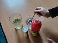 na stole leżą produkty potrzebne do wykonania eksperymentu