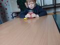 uczeń obserwuje eksperyment