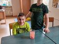 uczniowie cieszą się z wykonanego eksperymentu