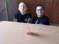 uczniowie obserwują eksperyment