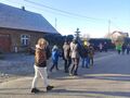 Spacer uczniów i nauczycieli drogą przez wioskę