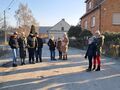 Spacer uczniów wraz z nauczycielami polną drogą