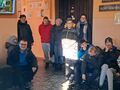 Ucznioiowie słuchają zagadek czytanych przez nauczyciela