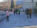 Uczniowie spacerują po danej okolicy