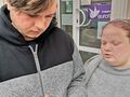 harcerz rozwiązuje zadanie na tablecie