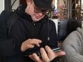 uczeń rozwiązuje zadanie na tablecie