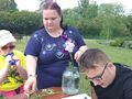 uczeń podpisuje nazwy kwiatów
