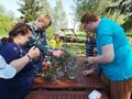 uczniowie układają bukiety z zebranych kwiatów