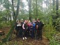 01 uczniowie stoją przy wsadzonym przez siebie drzewie
