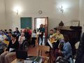 10.uczniowie siedzą w sali i śpiewają nauczyciele grają na instrumentach