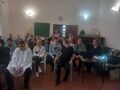 5.uczniowie i nauczyciele siedzą w sali i słuchają nauk rekolekcyjnych