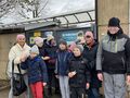 zdjęcie grupowe uczniów pod schroniskiem