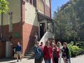 Uczniowie stoją przd Muzeum Miasta Sopot
