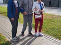 2. Uczniowie spacerują z p. Magdą