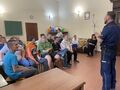 7 Uczniowie i nauczyciele siedzą na krzesłach w klasie przed nimi stoi policjantjpg