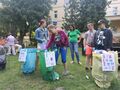 uczennica wkłada szkło do worka