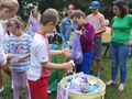uczeń wkłąda śmieci do worka z plastikami