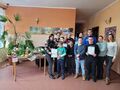 10. Uczestnicy z nauczycielkami pozują do wspólnego zdjęcia 