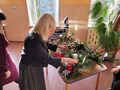 3. Pani dyrektor ocenia stroiki zgłoszone na konkurs 