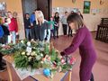 4. Panie dyrektor oceniają stroiki 