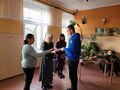 7. Panie dyrektor i nauczycielki wręczają uczniowi nagrody 