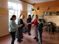 8. Panie dyrektor i nauczycielki wręczają uczniom nagrody 