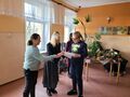 9. Panie dyrektor i nauczycielki wręczają uczniowi nagrody 