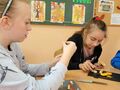 6. Dziewczynki nakłuwają owoce na patyczki do szaszłyków