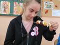 7. Dziewczynka prezentuje szaszłyk owocowy