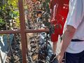 uczniowie patrzą na system nawadniający rośliny