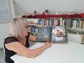 2. Pani bibliotekarka czyta książkę dzieciom. 