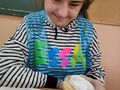 dziewczynka trzyma w ręku pączka