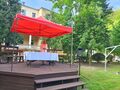 1.pani dyrektor uroczyście wita uczniów rodziców i nauczycieli stoi na scenie